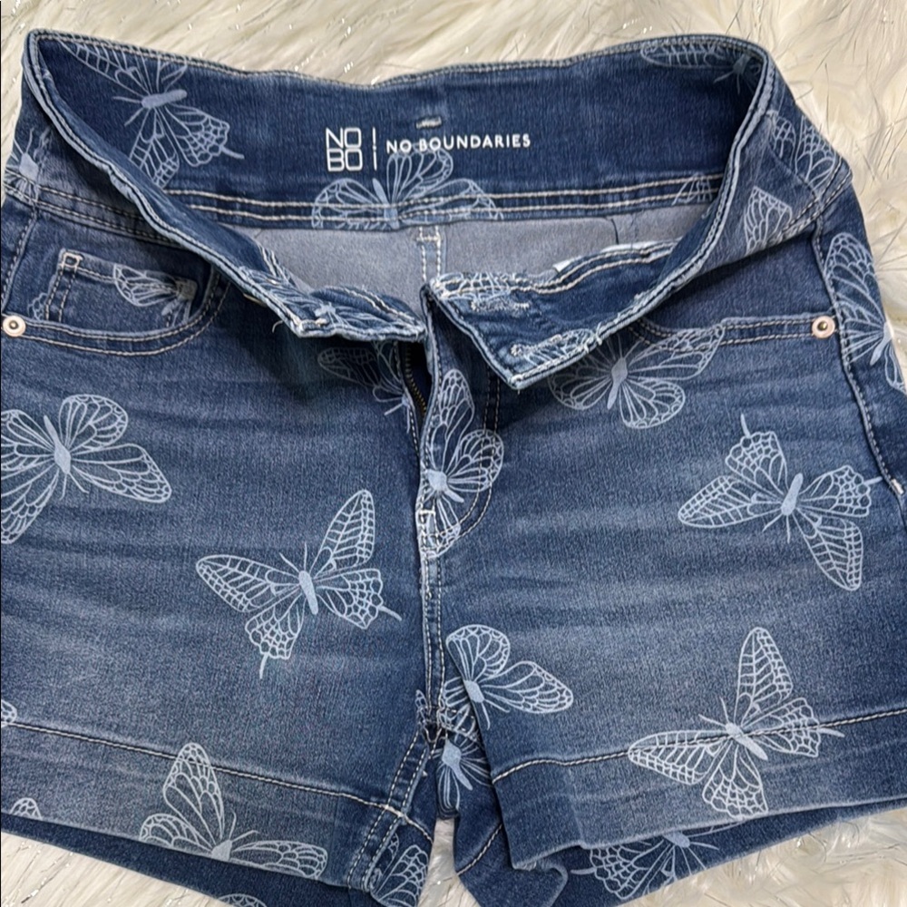 🦋 No Boundaries Butterfly Print Jean Shorts – Size 9 (Fits Like 7) 💙🤍 - Picture 3 of 6